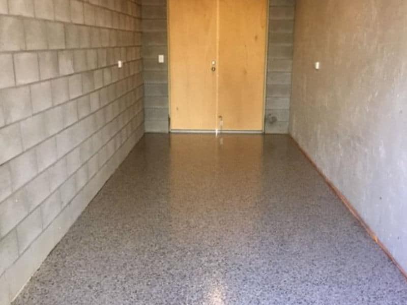 storage-room-grey0base-lge-flake-epoxy-floor